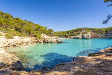 Spanien, Balearische Inseln, Menorca, Bucht Cala Mitjana im Sommer - SMAF02371