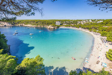 Spanien, Balearische Inseln, Menorca, Ferienort Cala Galdana im Sommer - SMAF02372