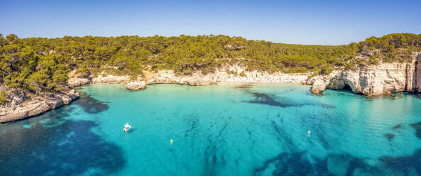 Spanien, Balearische Inseln, Menorca, Luftaufnahme von Cala Mitjana und Cala Mitjaneta im Sommer - SMAF02374