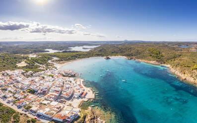 Spanien, Balearische Inseln, Menorca, Luftaufnahme einer Bucht vor einem Küstendorf im Sommer - SMAF02377