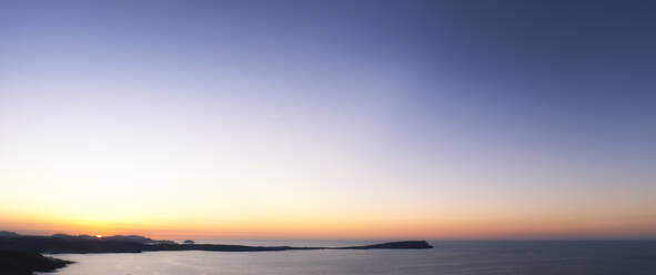 Spanien, Balearische Inseln, Menorca, Panoramablick auf den Himmel über dem Cap de Cavalleria bei Sonnenuntergang - SMAF02379