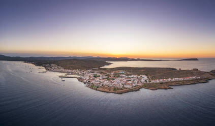 Spanien, Balearische Inseln, Menorca, Luftaufnahme der Küstenstadt bei Sonnenuntergang - SMAF02380