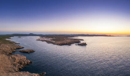Spanien, Balearische Inseln, Menorca, Luftaufnahme der Küstenstadt bei Sonnenuntergang - SMAF02381