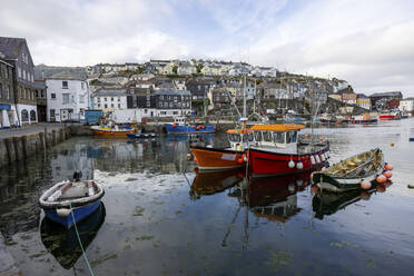 UK, England, Mevagissey, Fishing boats moored in village harbor - WPEF06669