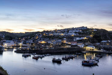 UK, England, Mevagissey, Fischerboote im Dorfhafen in der Abenddämmerung - WPEF06673