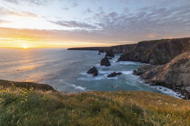 UK, England, Blick auf die Klippen von Bedruthan Steps bei Sonnenuntergang - WPEF06674