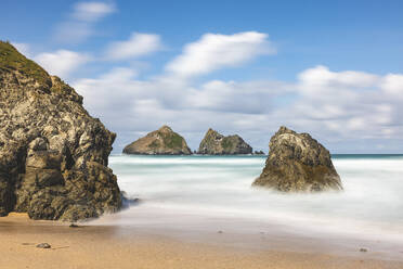 UK, England, Lange Belichtung der Holywell Bay - WPEF06677