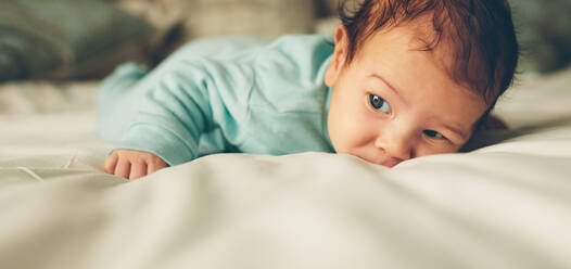Niedliches neugeborenes Baby im Bett liegend. Nahaufnahme eines Kleinkindes im Bett. - JLPSF27455