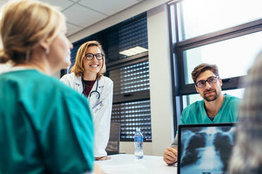 Positives Treffen von Medizinern in einem Krankenhausbüro. Gruppe von Medizinern während einer Besprechung im Sitzungssaal. - JLPSF27895