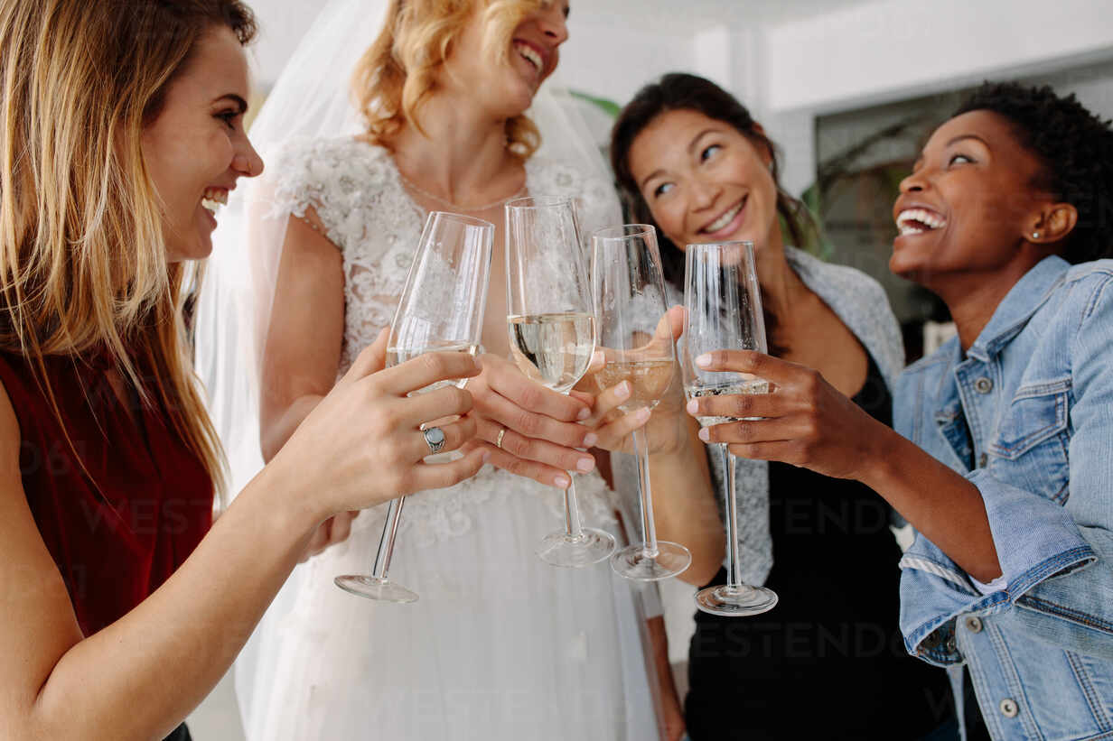 Why It's Better to Choose a Wedding Dress with a Friend, Than with Mom? »  Trending Us