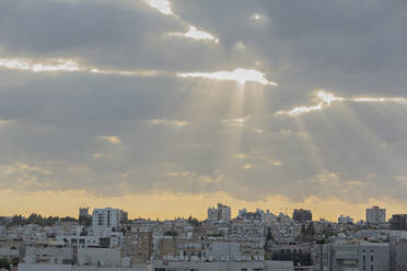 Israel, Bat Yam, Wohnviertel bei bewölktem Sonnenaufgang - VGF00424