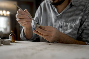 Handwerker streichen Öl auf Holzrohlinge - ANAF00444