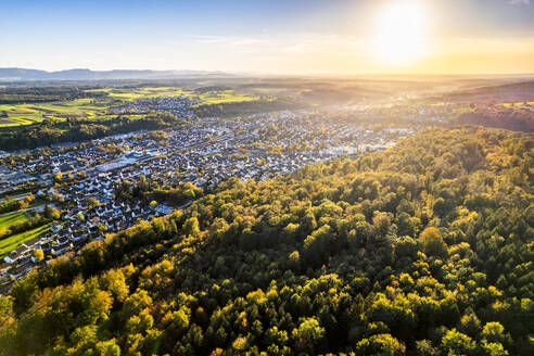 Deutschland, Baden-Württemberg, Drohnenansicht des Sonnenuntergangs über der Stadt im Vilstal - STSF03608