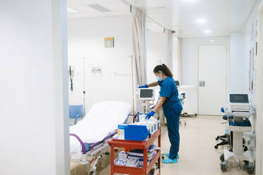 Ältere Krankenschwester arbeitet auf einer Krankenhausstation - MMPF00434