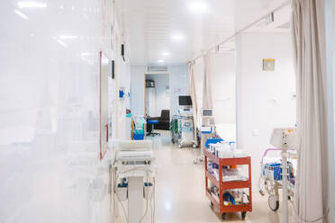 Cart with supplies and medical equipment in hospital alley - MMPF00436