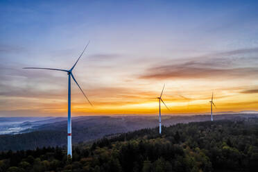 Deutschland, Baden-Württemberg, Drohnenansicht eines Windparks im Remstal bei Sonnenaufgang - STSF03633