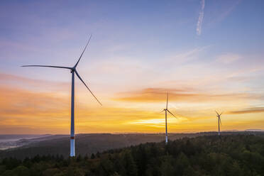 Deutschland, Baden-Württemberg, Drohnenansicht eines Windparks im Remstal bei Sonnenaufgang - STSF03635