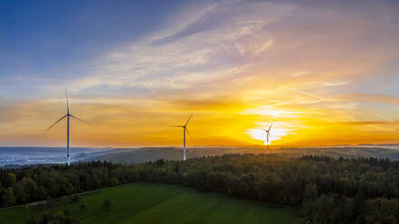 Deutschland, Baden-Württemberg, Drohnenansicht eines Windparks im Remstal bei Sonnenaufgang - STSF03636