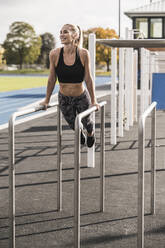 Glücklicher Sportler beim Training am Reck - UUF27766