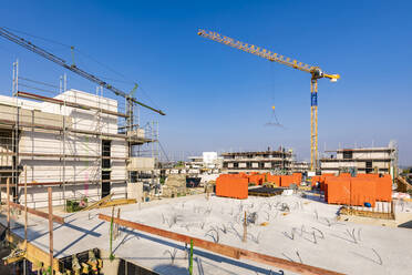 Deutschland, Baden-Württemberg, Weinstadt, Kräne auf Vorort-Baustelle - WDF07120