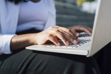 Hands of young woman using laptop - MEUF08346