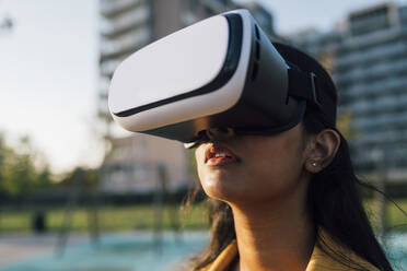 Junge Frau trägt Virtual-Reality-Simulator - MEUF08403