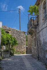 Leere Gasse mit Gebäuden unter blauem Himmel - MHF00664