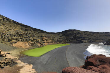 Spanien, Kanarische Inseln, Lagune Lago Verde auf der Insel Lanzarote - ZCF01108