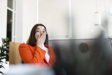 Müde Geschäftsfrau gähnt im Büro - JOSEF14641