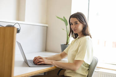 Geschäftsfrau mit Laptop am Schreibtisch im Büro - JOSEF14663