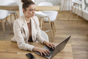 Geschäftsfrau mit Laptop am Schreibtisch im Büro - JOSEF14715