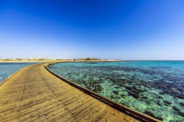 Egypt, Red Sea Governorate, Empty boardwalk in Soma Bay - THAF03107