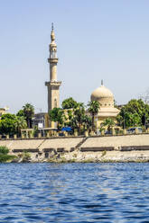 Ägypten, Gouvernement Luxor, Luxor, Nilufer mit Stadtminarett im Hintergrund - THAF03115