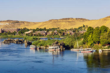 Ägypten, Gouvernement Assuan, Assuan, Ausflugsboote am Nilufer - THAF03119
