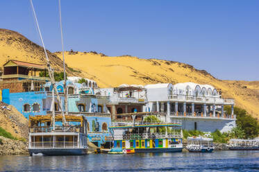 Ägypten, Gouvernement Assuan, Assuan, Ausflugsboote vor Ufergebäuden im Sommer - THAF03125