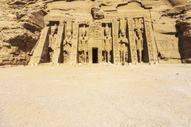 Ägypten, Gouvernement Assuan, Eingang des kleinen Tempels der Hathor und Nefertari - THAF03133