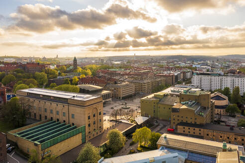 Schweden, Bezirk Vastra Gotaland, Göteborg, Blick auf das Kunstmuseum auf dem Gotaplatsen-Platz bei Sonnenuntergang - TAMF03572
