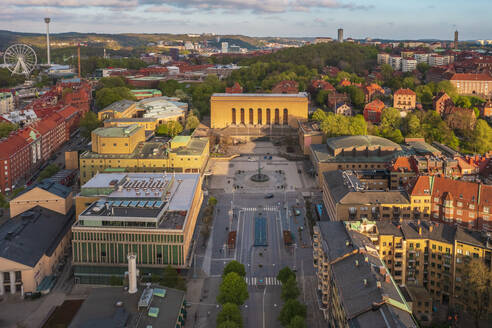 Schweden, Bezirk Vastra Gotaland, Göteborg, Blick auf das Kunstmuseum am Gotaplatsen-Platz in der Abenddämmerung - TAMF03573