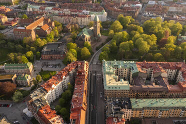 Schweden, Bezirk Vastra Gotaland, Göteborg, Luftaufnahme des Stadtteils Lorensberg mit der Vasakirche im Hintergrund - TAMF03578
