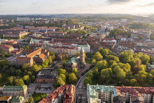 Schweden, Bezirk Vastra Gotaland, Göteborg, Luftaufnahme des Stadtteils Lorensberg mit der Vasakirche im Hintergrund - TAMF03579