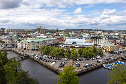 Schweden, Bezirk Vastra Gotaland, Göteborg, Luftaufnahme des Stadtkanals mit historischer Markthalle im Hintergrund - TAMF03584