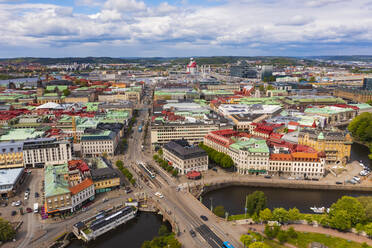 Schweden, Bezirk Vastra Gotaland, Göteborg, Luftaufnahme eines Wohnviertels mit Kanal im Vordergrund - TAMF03586