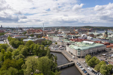 Schweden, Bezirk Vastra Gotaland, Göteborg, Luftaufnahme des Stadtkanals mit Parkbäumen im Vordergrund - TAMF03590