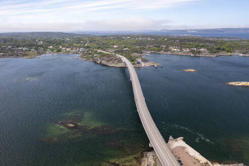 Schweden, Bezirk Vastra Gotaland, Marstrand, Luftaufnahme der Instobron-Brücke - TAMF03594