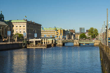 Schweden, Bezirk Vastra Gotaland, Göteborg, Stora Hamnkanalen mit Brücke im Hintergrund - TAMF03596