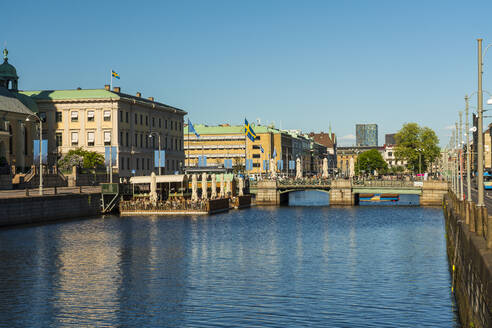 Schweden, Bezirk Vastra Gotaland, Göteborg, Stora Hamnkanalen mit Brücke im Hintergrund - TAMF03596