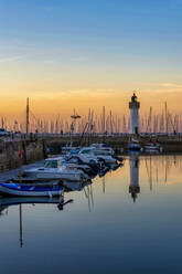 Frankreich, Bretagne, Quiberon, Boote im überfüllten Hafen in der Abenddämmerung - FRF01000