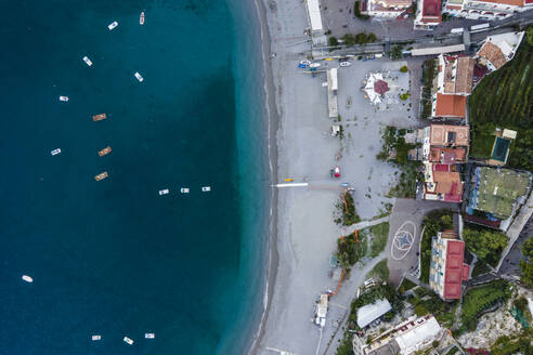 Luftaufnahme des Strandes mit Booten in Erchie, Amalfiküste, Salerno, Kampanien, Italien. - AAEF16709