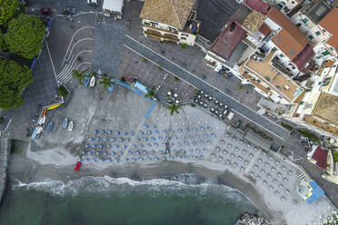 Luftaufnahme des Strandes in Cetara, Amalfiküste, Salerno, Kampanien, Italien. - AAEF16714