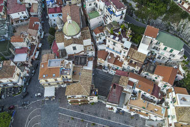 Luftaufnahme der Altstadt von Cetara, einer kleinen Stadt an der Amalfiküste, Salerno, Kampanien, Italien. - AAEF16715